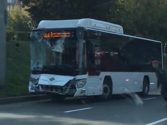 Пассажирский автобус и троллейбус столкнулись в Чебоксарах, есть пострадавшие