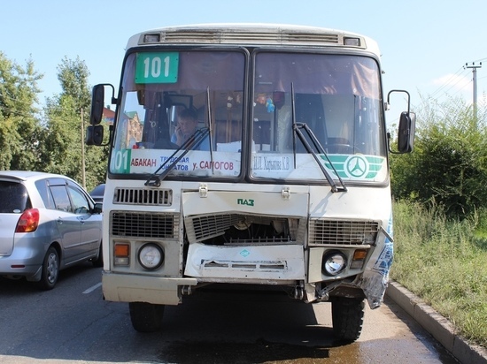 В Абакане столкнулись две легковушки и пассажирский автобус