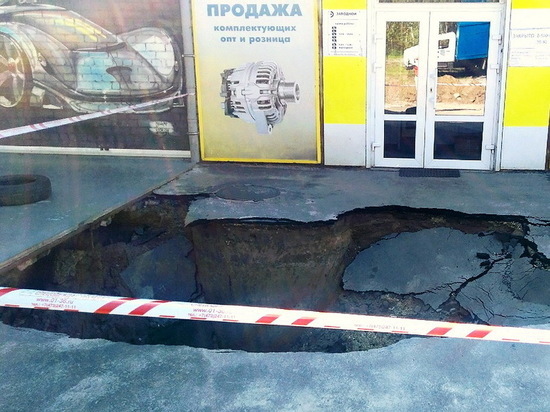 В Воронеже из-за аварии провалился асфальт на улице Землячки