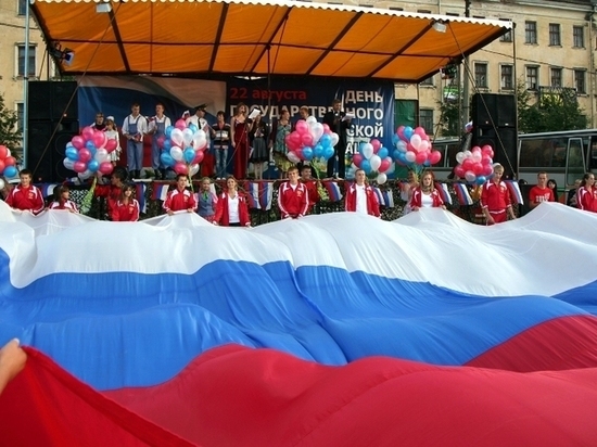 Более 200 мероприятий пройдут в Псковской области в День флага