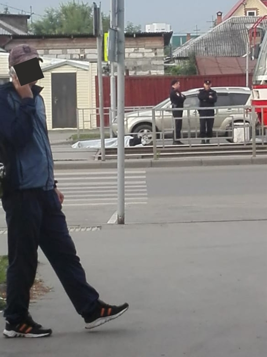 В Барнауле на трамвайной остановке умер мужчина