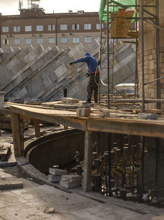 Завершается строительство самого большого кемеровского фонтана