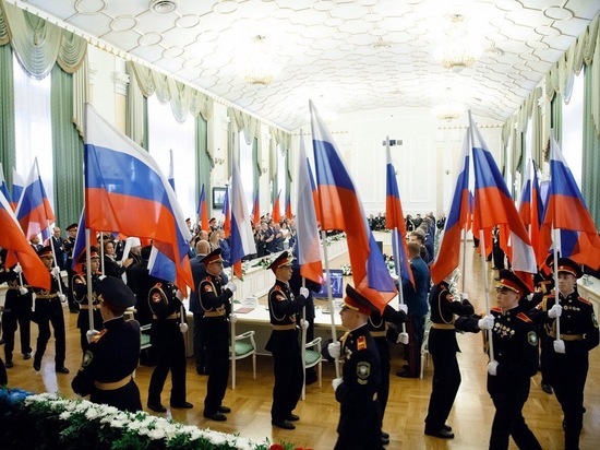 Глава Кузбасса поздравил жителей региона с Днём Государственного флага