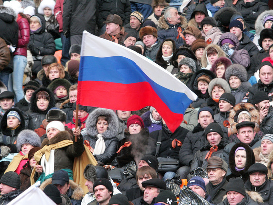 ВЦИОМ: большинство россиян восхищаются флагом и гимном