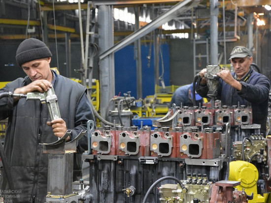 У сотрудников Алтайского моторного завода нет денег, чтобы доехать до работы
