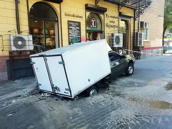 Фургон провалился в яму на тротуаре в центре Воронежа
