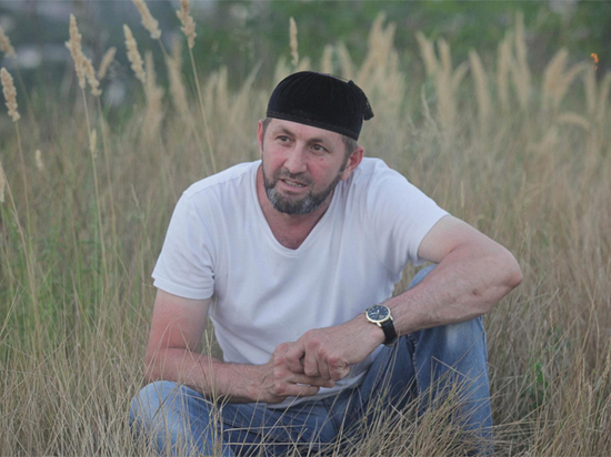 Житель Грозного ухаживает за заброшенными могилами и опекает одиноких