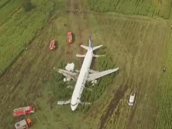 Airbus A321 «Уральских авиалиний» собираются эвакуировать с поля
