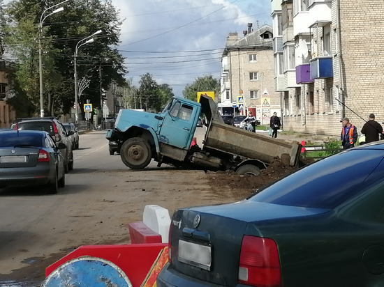 В Тверской области грузовик ушёл под грунт