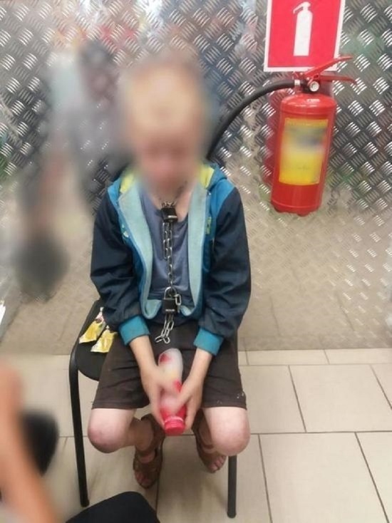 Мать посаженного на Кубани на цепь 10-летнего мальчика пытается забрать его через суд