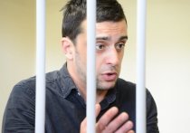 Лихач Михаил Исаханов, севший за руль в наркотическом опьянении и на тротуаре сбивший двух женщин, снова пытался произвести благоприятное впечатление на суд