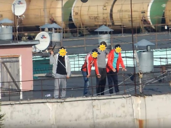 Подростков засняли на крыше многоэтажки в Ноябрьске