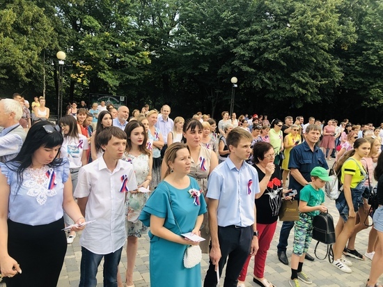  В Железноводске гимн России исполнили на площади более 200 человек