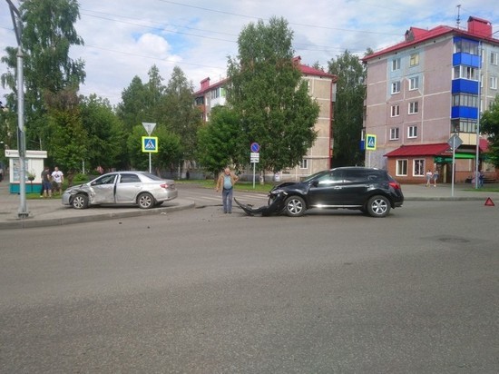 Иномарка вылетела на тротуар после серьёзного ДТП в Междуреченске