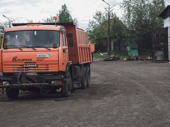КамАЗ в Новокузнецке четырежды свалил мусор на берегу Абы