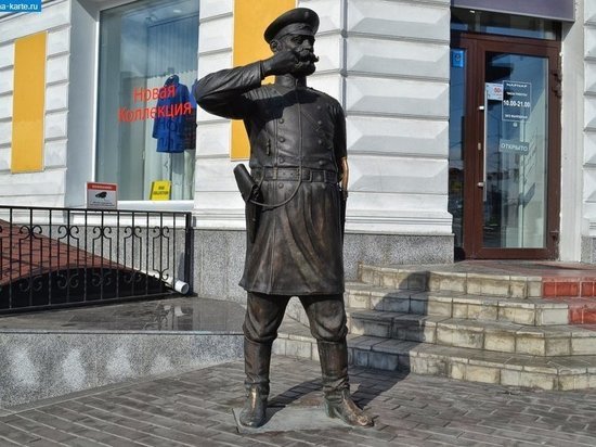 Пьяные вандалы сломали скульптуру омского городового