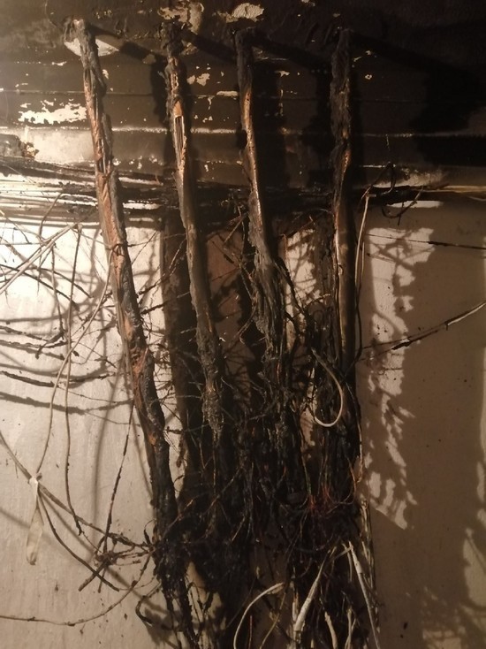 Неизвестные подожгли провода в подъезде кемеровской многоэтажки