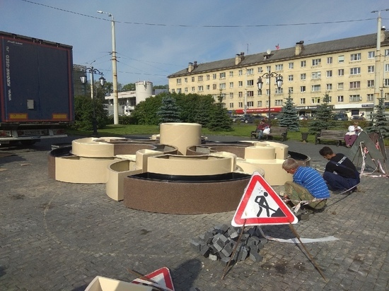 На площади Гагарина на месте «Биг Бена» начали возводить модульный цветник