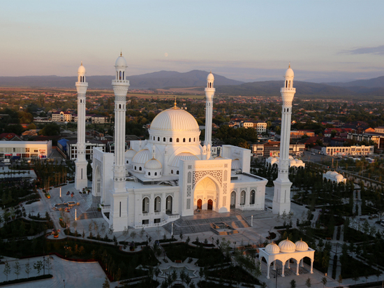 В Чечне торжественно открыли самую большую мечеть в Европе