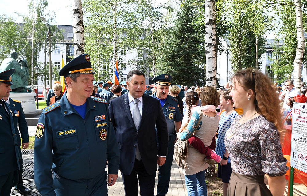 В Твери торжественно открыли памятник пожарным-спасателям МЧС России