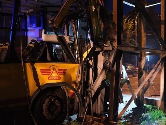 В Ижевске пассажирский автобус врезался в трубопровод