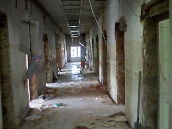 Отбитую активистами новокузнецкую поликлинику начали ремонтировать