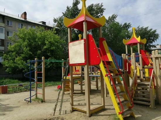 Ребенок сломал руку на детской площадке в Тверской области