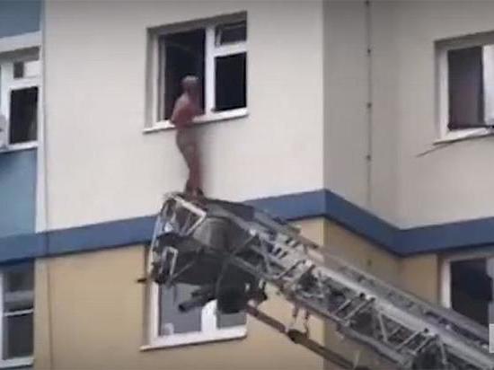 В Салехарде спасатели сняли мужчину с подоконника на пятом этаже