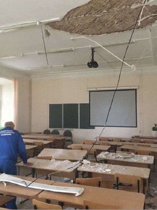 В Ярославском педагогическом университете потолок упал прямо на студентов
