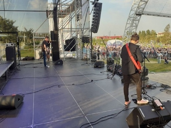 На фестивале «Берег» в Волгограде выступает группа «7Б»