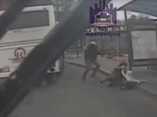 «Это вообще нормально?»: на «Автовокзале» из автобуса выпали женщина с ребенком