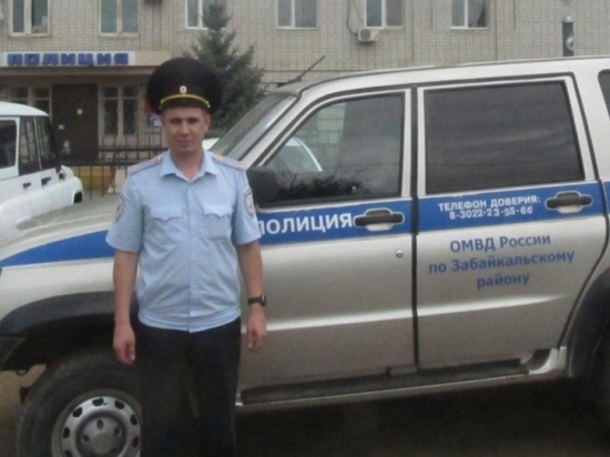 Полицейский снял пьяного парня с крыши здания в Забайкальске
