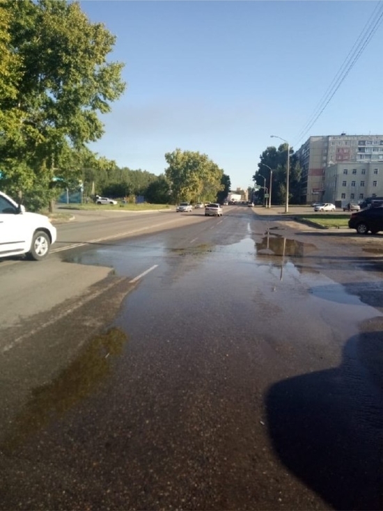 В Барнауле затопило улицу из-за неисправного водопровода