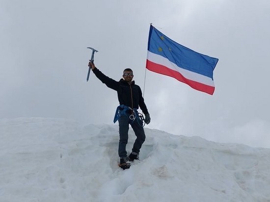 Альпинисты из молдавского Комрата поднялись на вершину Белухи