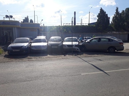 В Челябинске Nissan протаранил семь автомобилей