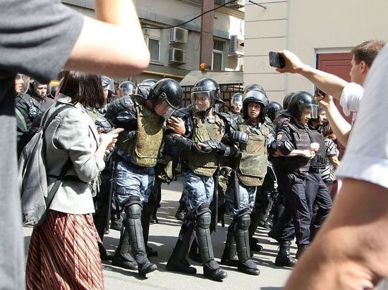 Еще одной паре москвичей пригрозили отобрать детей из-за митинга