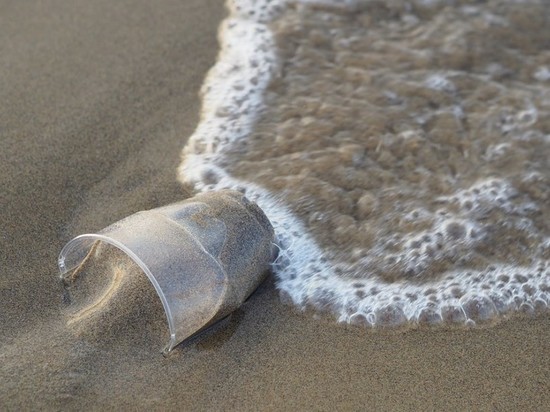 Макрон подарил лидерам G7 пластиковые часы из океанического мусора