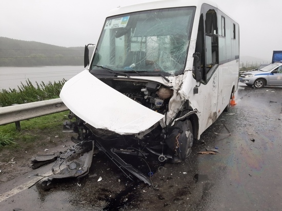 В Челябинской области в ДТП с участием маршрутки пострадали восемь человек