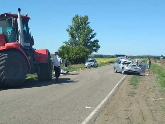 На Дону в столкновении трактора и легковушки пострадали три человека