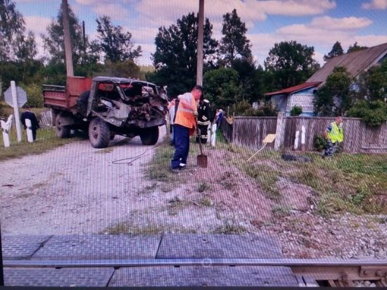 В Тамбовской области грузовик попал под локомотив