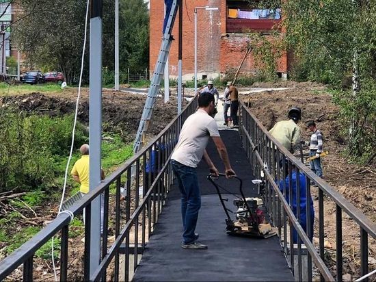 В Пролетарском завершается реконструкция пешеходного моста