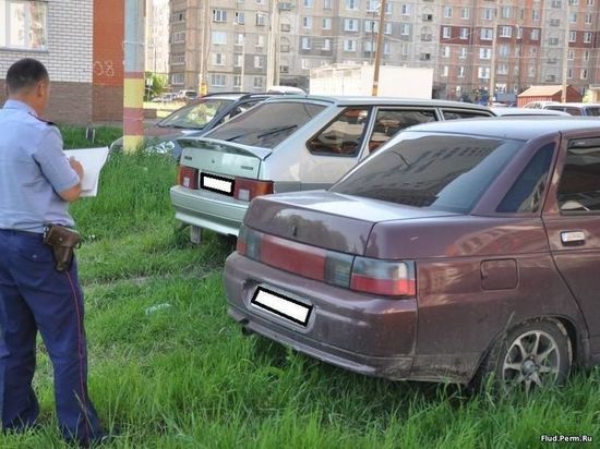 Жителей Хабаровска штрафуют за парковку авто на газонах