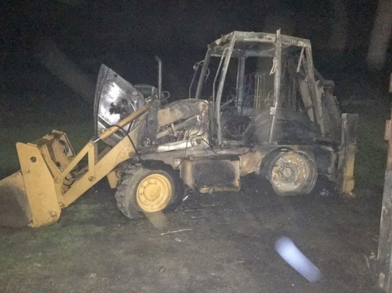 В Смоленском районе сгорел экскаватор и прицеп с тентом