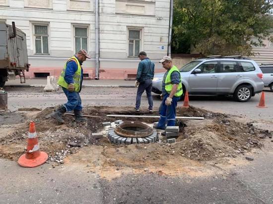 В Ярославле при ремонте дорог устанавливают старые люки
