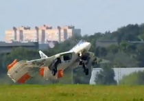 В Сети появилось видео эффектной посадки истребителя Су-57 на аэродроме в Жуковском