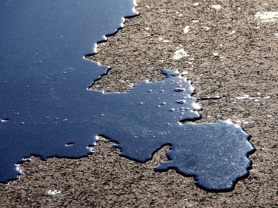 Огромное нефтяное пятно появилось на реке в Апшеронском районе