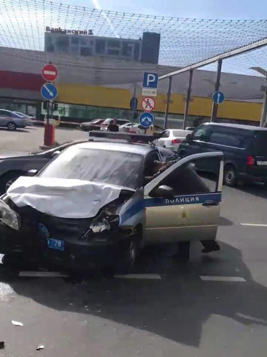 Выезжавшая с парковки автоледи снесла машину с надписью «Полиция»