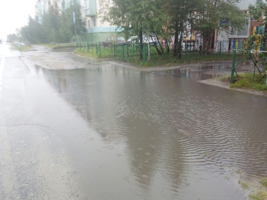 Улицу Губкина в Муравленко затопило после дождя
