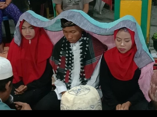 Индонезиец женился на двух женщинах, чтобы никого не обидеть