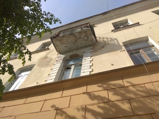 В центре Орла отремонтировали аварийный балкон